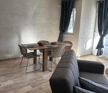 Divcibare Apartment | Family-Friendly Aja Apartman with Oceanfront Hot Tub
