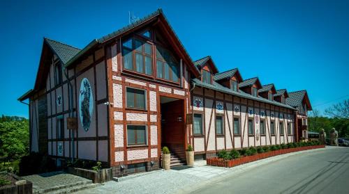 Oborniki Slaskie Resort | Akademia Kuraszków: Pet-Friendly Retreat with Breakfast & Hot Tub