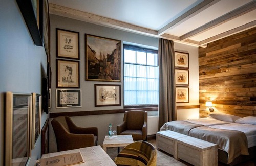 Oborniki Slaskie Resort | Akademia Kuraszków: Pet-Friendly Retreat with Breakfast & Hot Tub