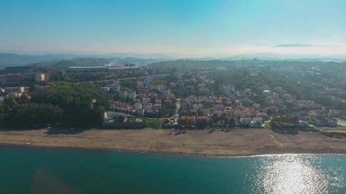 Akcakoca Hotel | Beautiful Akcakoca Eftelya Hotel with Oceanfront Views