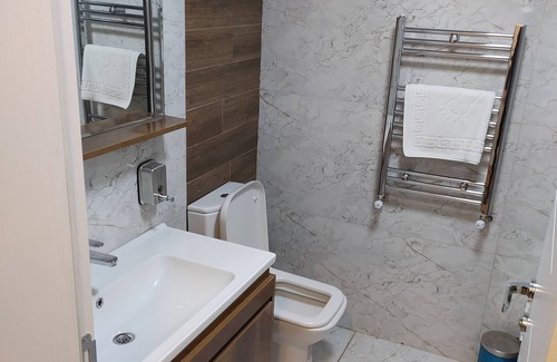 Ipekyolu Hotel | Comfortable Akdeniz Van Otel: Family-Friendly Stay Awaits