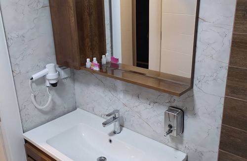 Ipekyolu Hotel | Comfortable Akdeniz Van Otel: Family-Friendly Stay Awaits