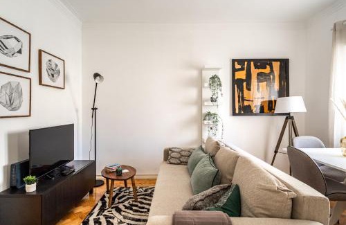 Santo Condestavel Apartment | Top-Rated Akicity Ourique Orange: Family-Friendly Retreat