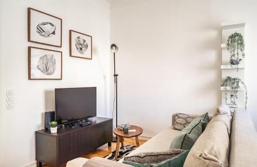 Santo Condestavel Apartment | Top-Rated Akicity Ourique Orange: Family-Friendly Retreat