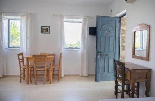 Pylos-Nestoras Apartment | Akritas: Beachfront Paradise with Pool & Pet-Friendly Stay