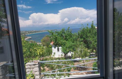 Pylos-Nestoras Apartment | Akritas: Beachfront Paradise with Pool & Pet-Friendly Stay