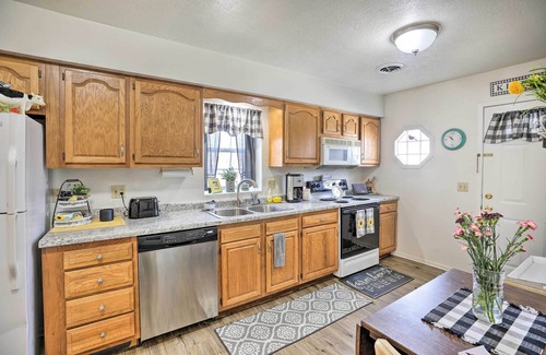 Akron Apartment | Akron Apartment with Balcony - Perfect for Outdoor Lovers!