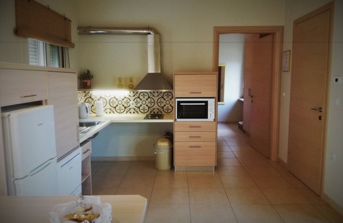 Agia Hotel | Top-Rated Aksos Suites: Accessible Comfort with Ocean Views