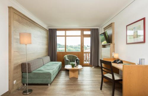 Bad Griesbach im Rottal Hotel | Elegant AktiVital Hotel: Oceanfront Bliss with Spa Access