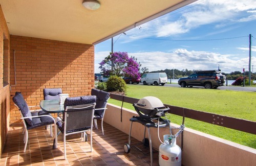 Forster Apartment | Relaxing Akuna Apartment with Ocean and Lake Views