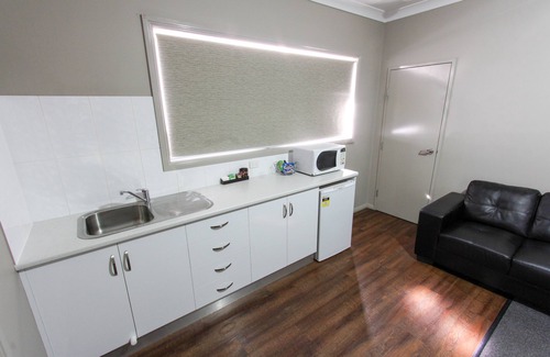 Dubbo Hotel | Discover Akuna Motor Inn: Family-Friendly with Pool Access