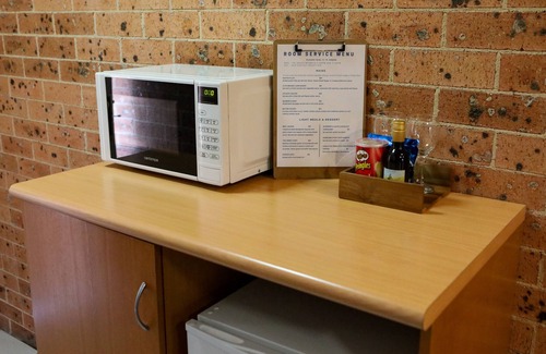 Dubbo Hotel | Discover Akuna Motor Inn: Family-Friendly with Pool Access