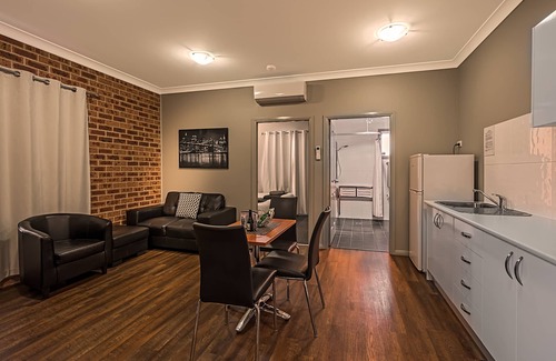 Dubbo Hotel | Discover Akuna Motor Inn: Family-Friendly with Pool Access