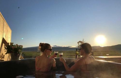 Sveitarfelagid Olfus House | Discover Akurgerði Guesthouse: Country Life Retreat with Hot Tub