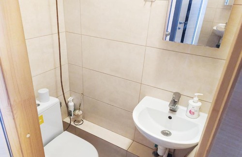 Dzerzhyns'kyi District Apartment | Cozy Akvareli Apartment for 3, Pet & Child Friendly Stay