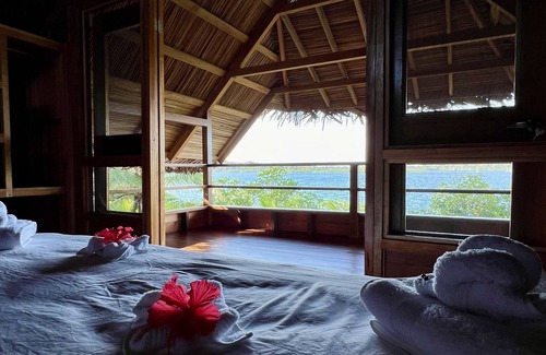 Isla Solarte Bed & Breakfast | Relax at Akwaba Lodge: Top-Rated 4-Star Getaway with Spa