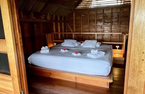 Isla Solarte Bed & Breakfast | Relax at Akwaba Lodge: Top-Rated 4-Star Getaway with Spa