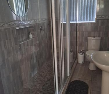 Alberton Apartment | Comfortable Akyra Guest House in Brackenhurst with Pool