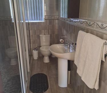 Alberton Apartment | Comfortable Akyra Guest House in Brackenhurst with Pool