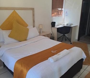 Alberton Apartment | Comfortable Akyra Guest House in Brackenhurst with Pool