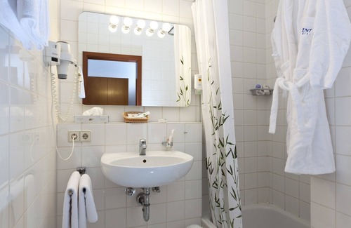 Sindelfingen Hotel | Top-Rated AKZENT Hotel Torgauer Hof with Hot Tub & Dining