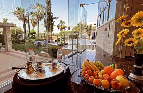 Suwailih Apartment | Relax at Al Farooq Hotel Apartments with Hot Tub & Kitchen