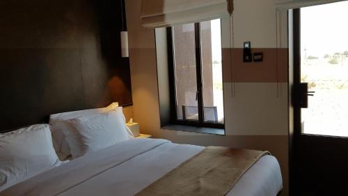 Sharjah Hotel | Tranquil Al Faya Retreat: 5-Star Spa Oasis with Ocean Views