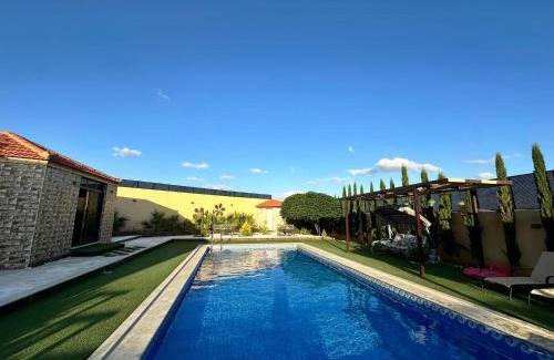 Suwailih Ski Chalet | Relax at Al-Hanan Villa: Family-Friendly & Pet-Welcoming