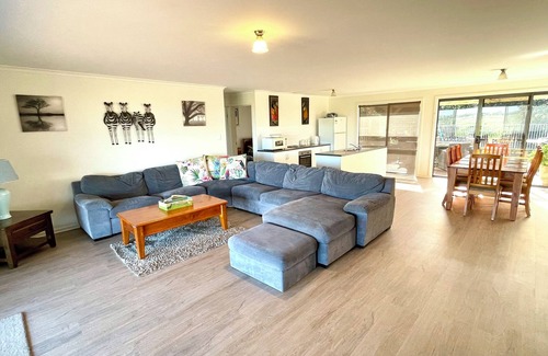 Kingscote House | Guest Rated: Al-Pac-Em Inn - Family-Friendly Farm Stay