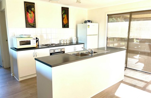 Kingscote House | Guest Rated: Al-Pac-Em Inn - Family-Friendly Farm Stay