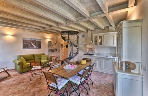 Bogliaco Apartment | Scenic Appartamento Al Porto Vecchio with Lake View