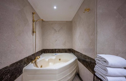 Ajyad Hotel | Discover Al Shohada: Family-Friendly with Great Amenities