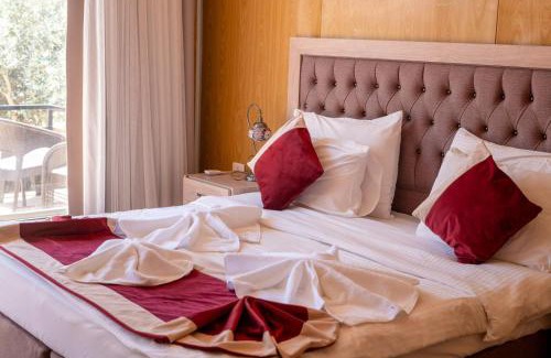 Wadi Rum Cabin | Enchanting Al Sultana Camp: Pool, Breakfast & Family-Friendly