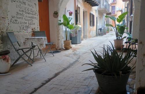 Mazzarino House | Guest Rated: Al Vico Bartoli Suite Room with Pet-Friendly Perks
