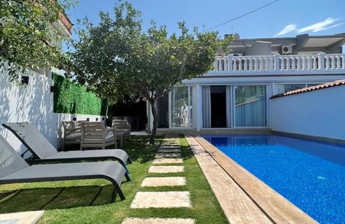 Alacati Villa | Experience Relaxation at Alaçatı Limon Villa with Pool