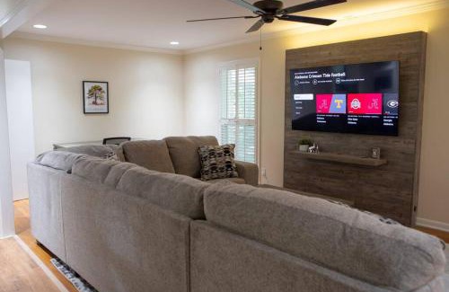 Northport House | Ideal Home for Alabama Events: Lake Access & Pool Nearby