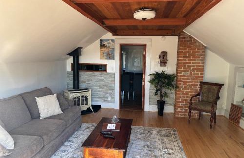 Alameda Apartment | Delightful Alameda Victorian Penthouse: Steps to Beach & Shops