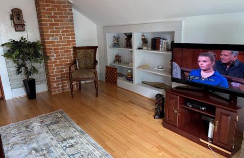Alameda Apartment | Delightful Alameda Victorian Penthouse: Steps to Beach & Shops