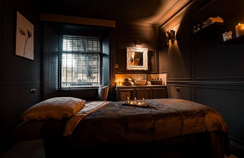 Kelvinbridge House | Alamo Guest House: Family-Friendly Retreat with Spa & Dining