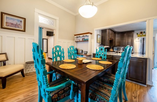 Historic Garderns House | Family-Friendly Retreat Near Alamodome with Free Parking