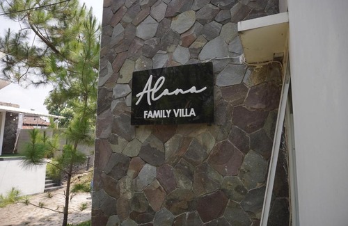 Garut House | Family-Friendly Alana Villa with Pool & Kitchen Amenities