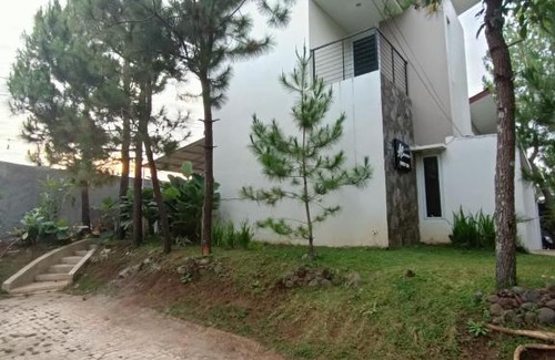 Garut House | Family-Friendly Alana Villa with Pool & Kitchen Amenities