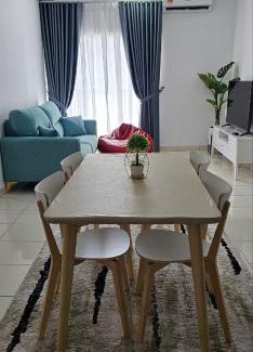 Kota Warisan Apartment | Alanis Residence Near KLIA Balcony with Washer Dryer Netflix