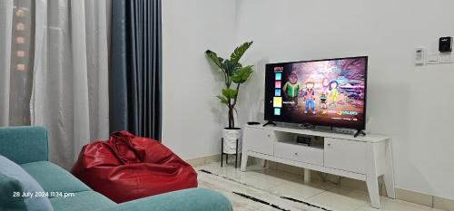 Kota Warisan Apartment | Alanis Residence Near KLIA Balcony with Washer Dryer Netflix