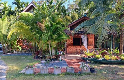 Lan Saka House | Relaxing Alaska Pool Cafe & Homestay with Top Amenities