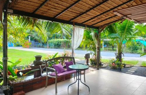 Lan Saka House | Relaxing Alaska Pool Cafe & Homestay with Top Amenities