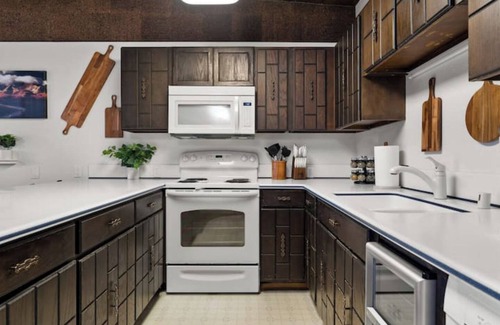 University Area Apartment | Alaskan Dreamscape Loft [5]
