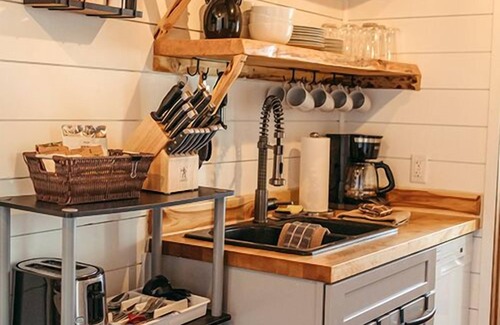 Homer Cabin | Explore Alaskan Suites: Spa, Hot Tub & 9.6/10 Guest Rating