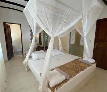 Gede Hotel | Experience Alawi Home: Oceanfront Retreat with Pool Access