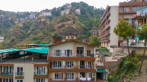 Shimla Villa | Alaya Stays Cliff Vallis 3-BHK Hill View Apartment with Balcony & Common Play Zone